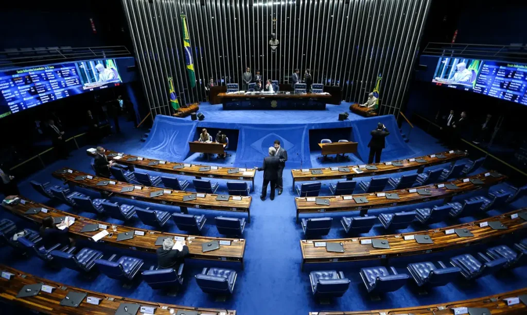 Desde 1998, voto ao Senado se descola das outras majoritárias no Paraná